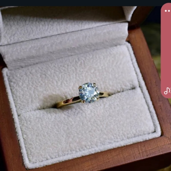 Gorgeous 4 Ct Moissanite Diamond Solitaire Gold Plated Ring - Picture 4 of 6